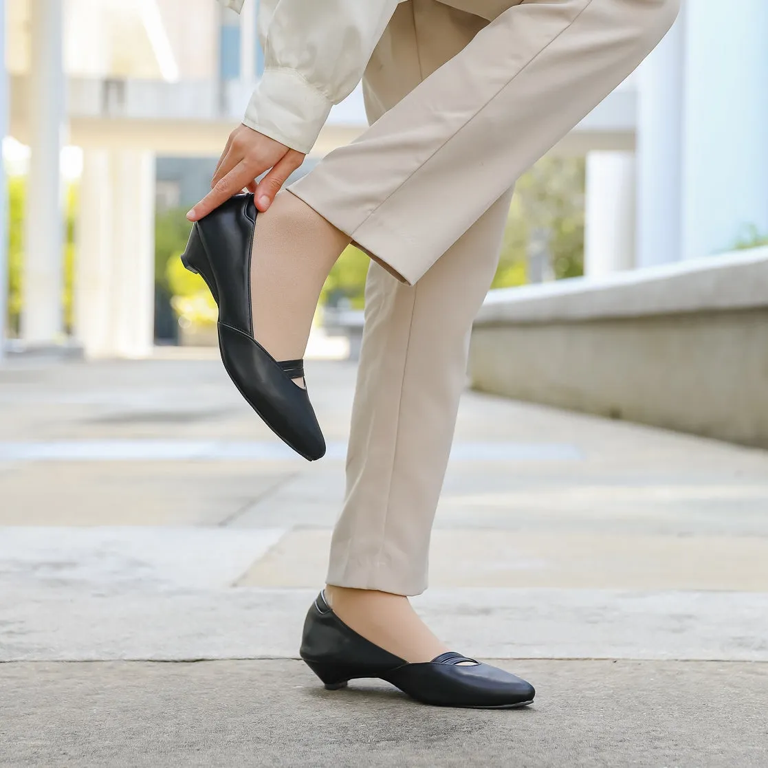Defect Stiora Pointed Kitten Heel