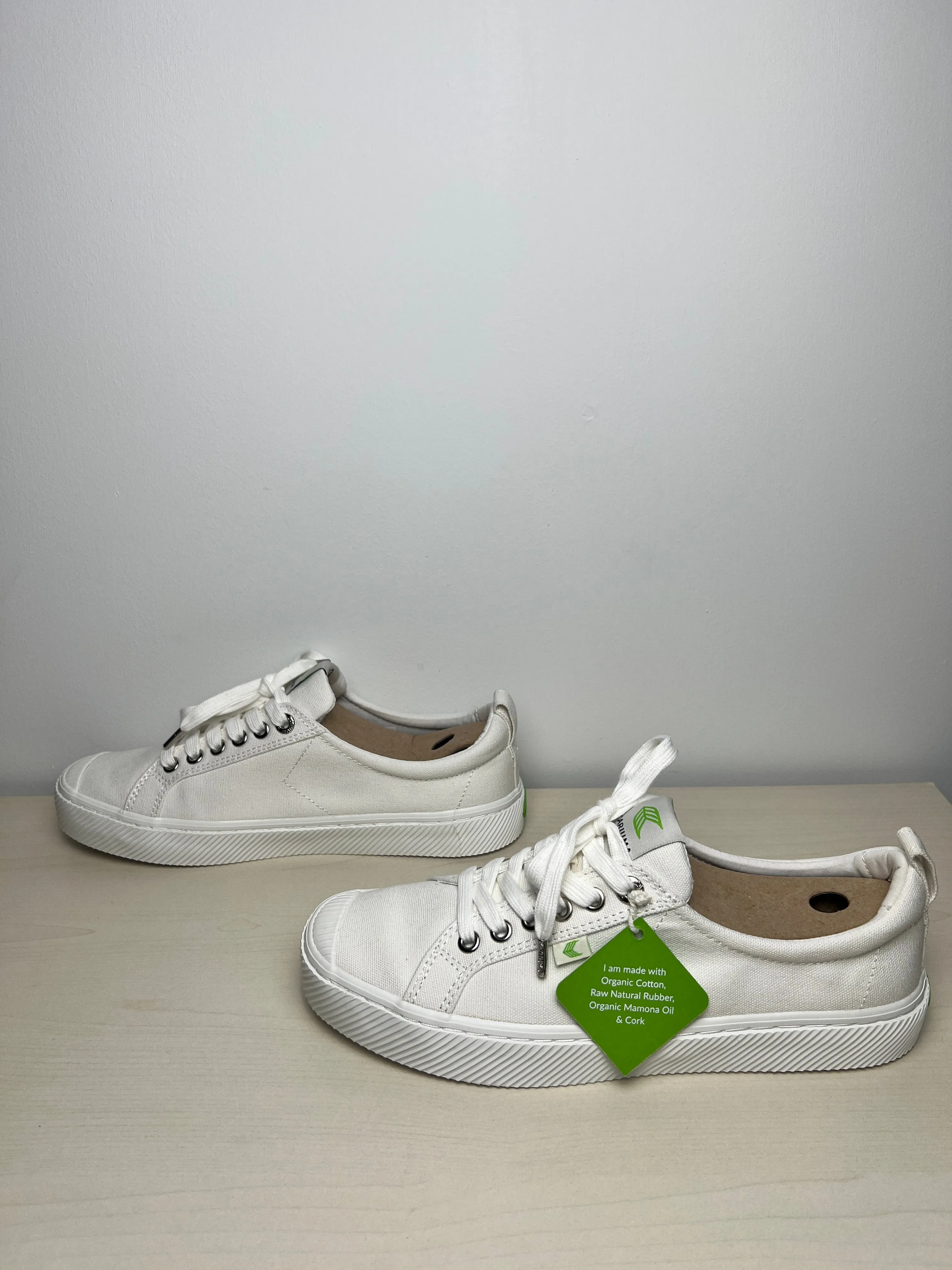 Shoes Sneakers By Cariuma In White, Size: 9.5