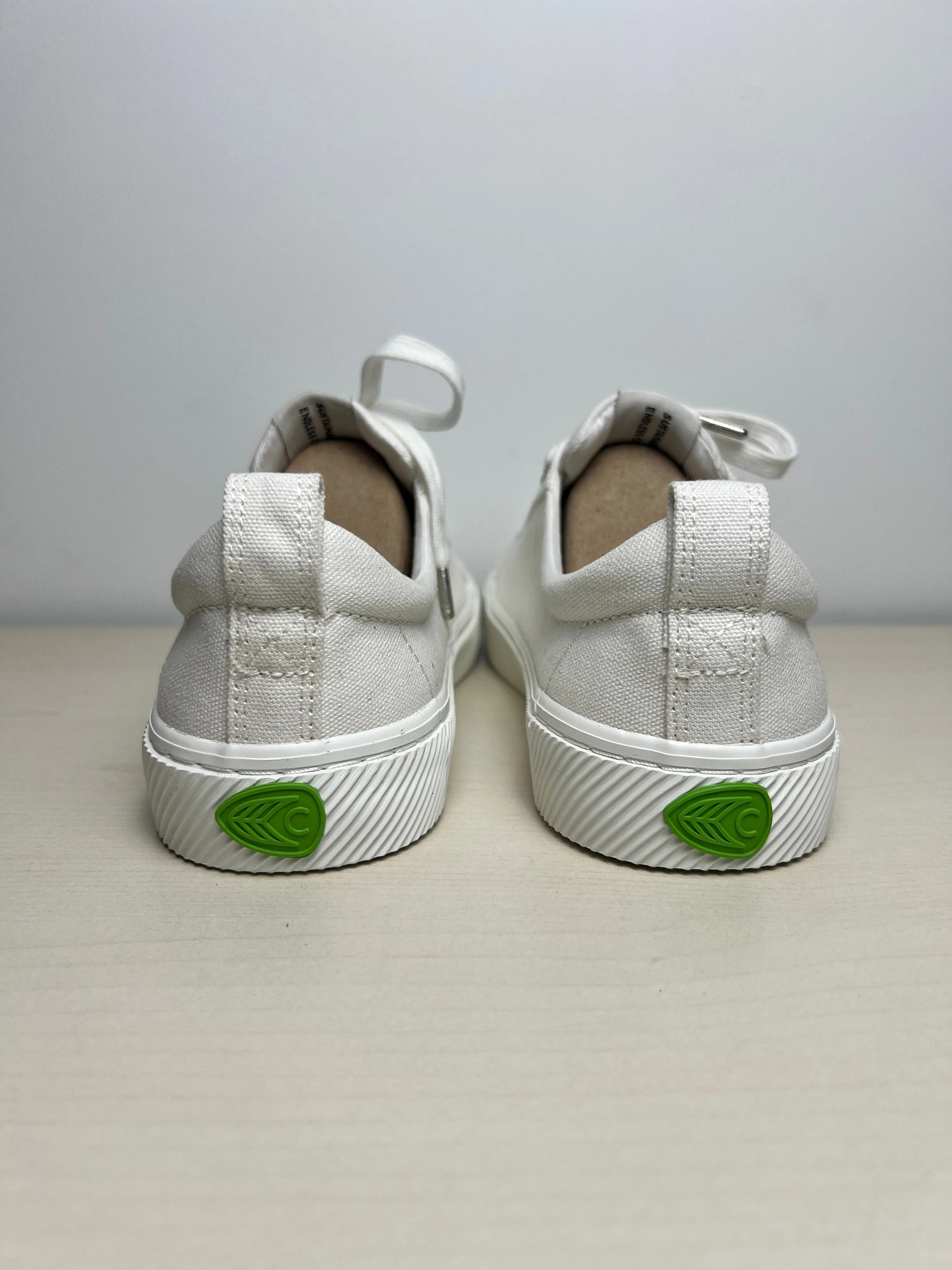 Shoes Sneakers By Cariuma In White, Size: 9.5